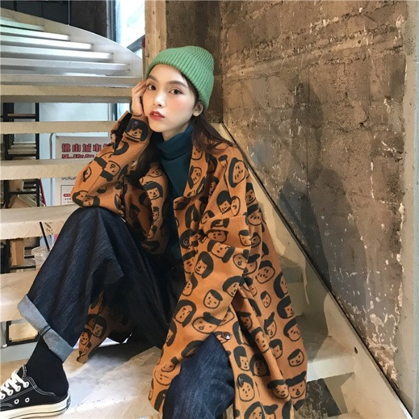 Női modern hosszú kabát barna színben, mintával