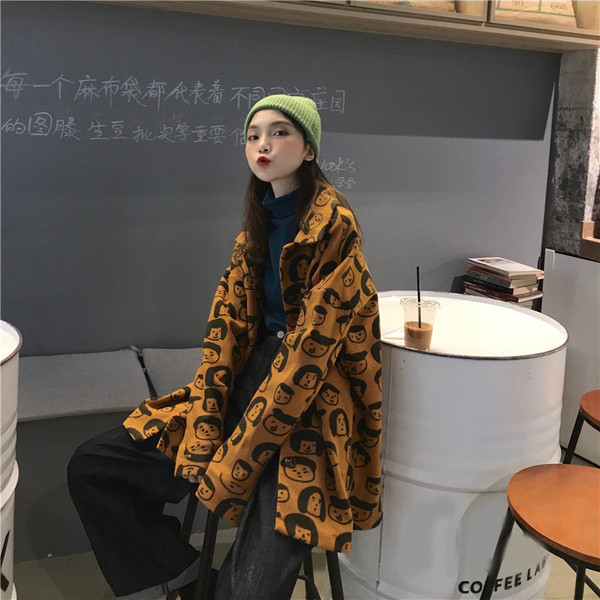 Női modern hosszú kabát barna színben, mintával