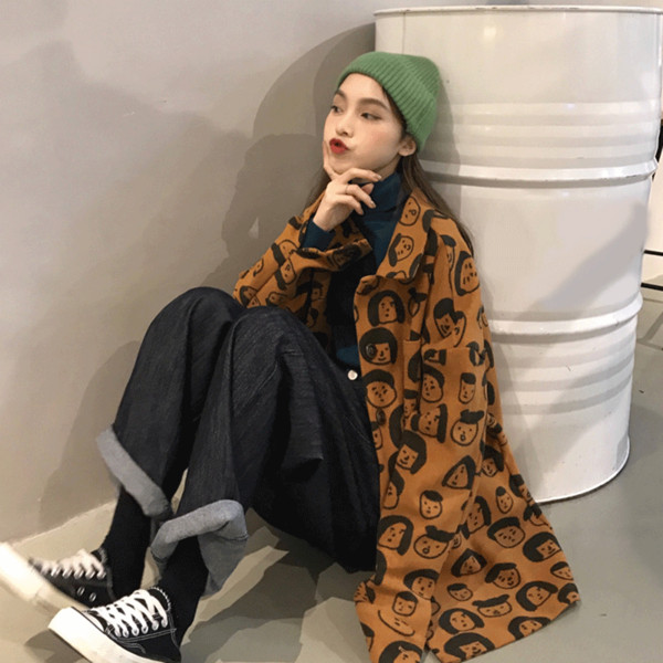 Női modern hosszú kabát barna színben, mintával