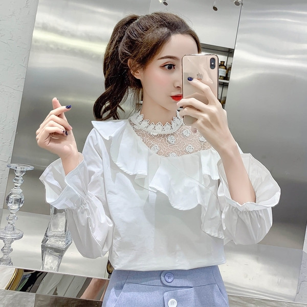 Aktuális női blúz kék-fehér színben, csipkével