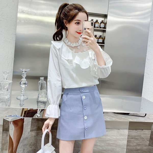 Aktuális női blúz kék-fehér színben, csipkével