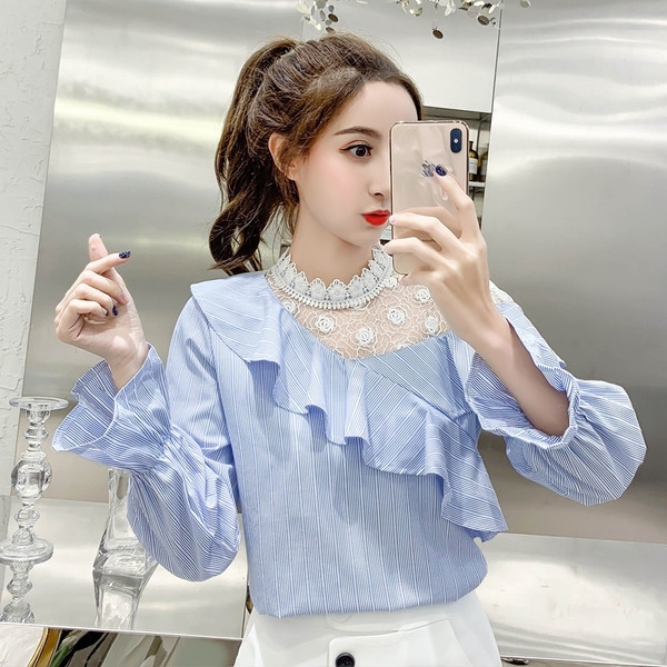 Aktuális női blúz kék-fehér színben, csipkével