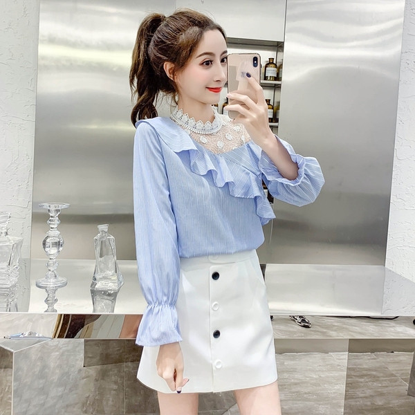 Aktuális női blúz kék-fehér színben, csipkével