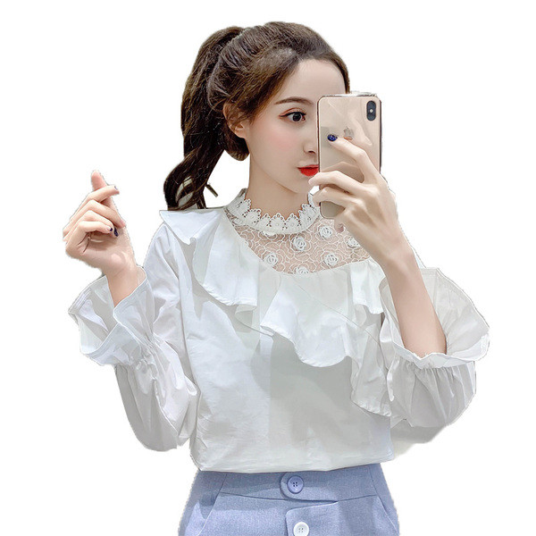 Aktuális női blúz kék-fehér színben, csipkével