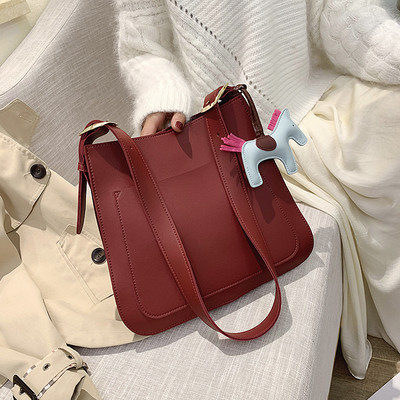 Női bőr táska kiegészítővel több színben