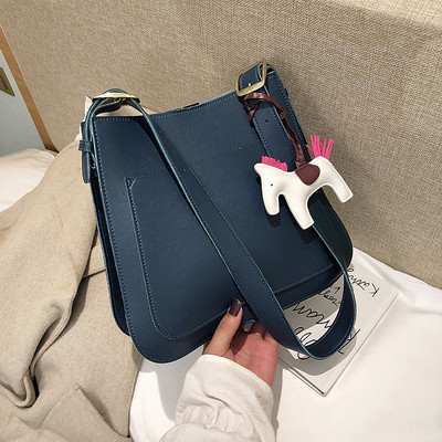 Női bőr táska kiegészítővel több színben