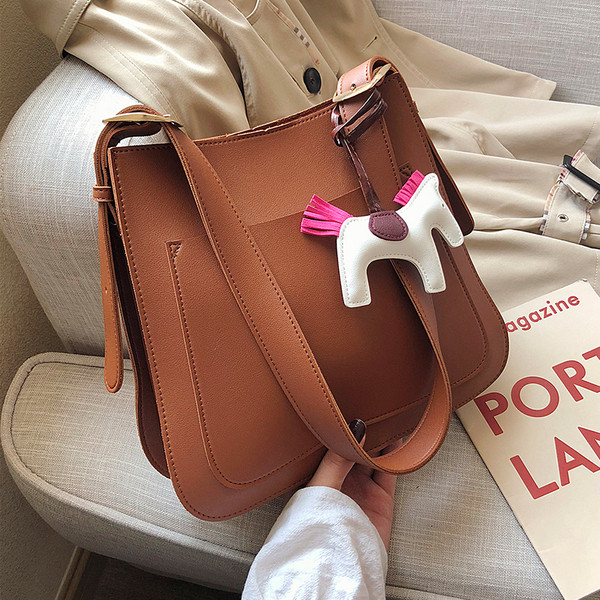 Női bőr táska kiegészítővel több színben