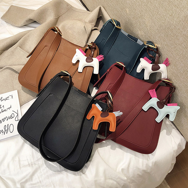 Női bőr táska kiegészítővel több színben