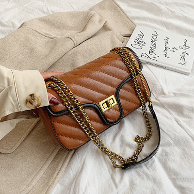 Modern női táska lánccal és fém csattal több színben