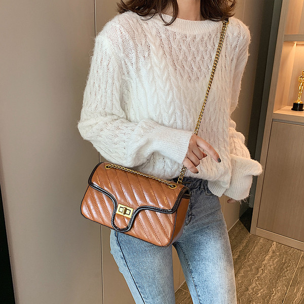 Modern női táska lánccal és fém csattal több színben