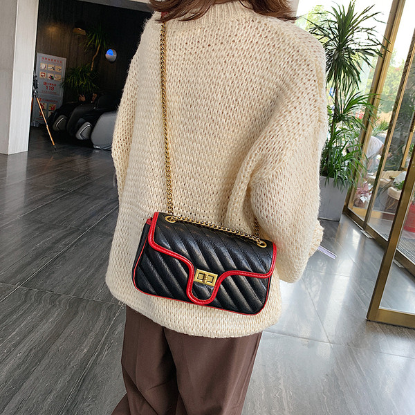 Modern női táska lánccal és fém csattal több színben