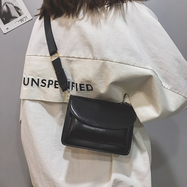 Elegáns kis kézitáska hosszú fogantyúval