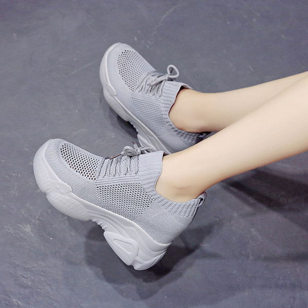 Női tornacipő magas talppal és fűzővel, többféle színben