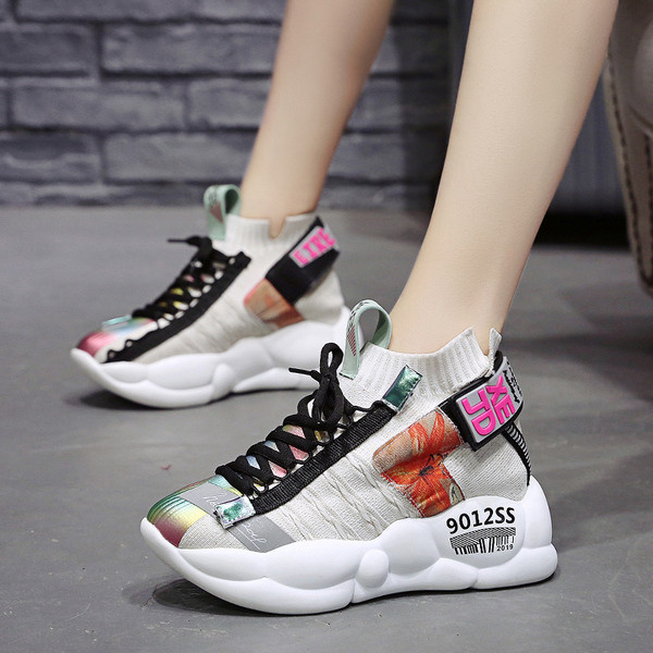 Modern női tornacipő durva és színes talppal