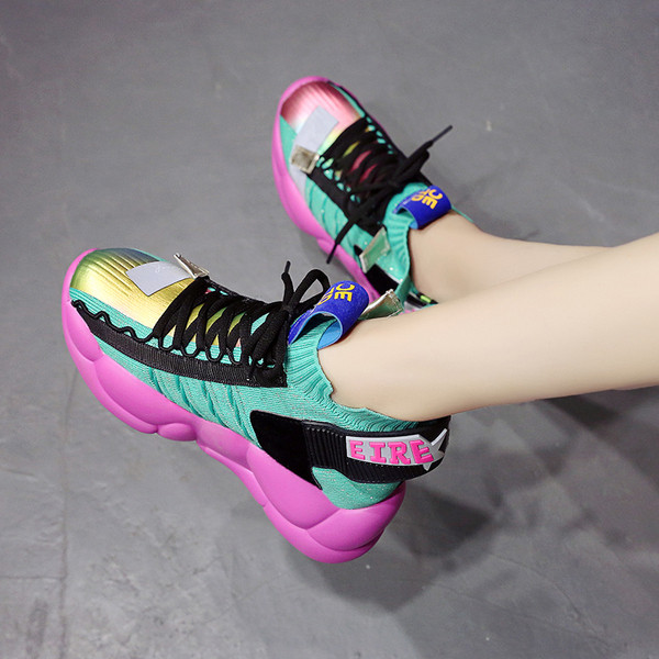 Modern női tornacipő durva és színes talppal