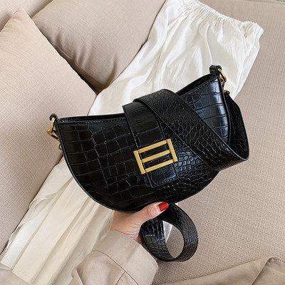 Női bőr táska fém csattal és hosszú fogantyúval