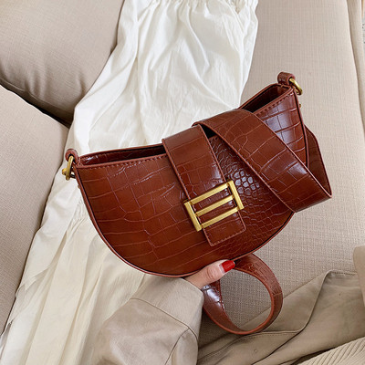 Női bőr táska fém csattal és hosszú fogantyúval