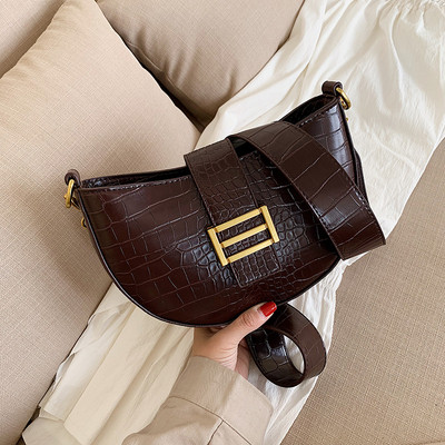 Női bőr táska fém csattal és hosszú fogantyúval