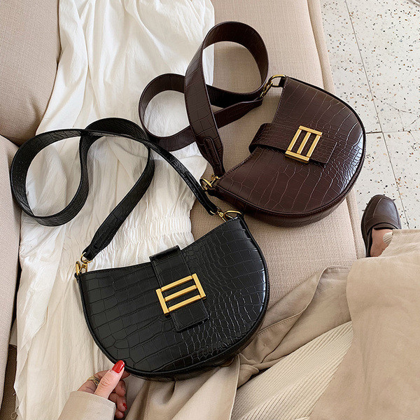 Női bőr táska fém csattal és hosszú fogantyúval