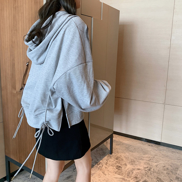 Női pulóver három színben nyakkendővel és kapucnival