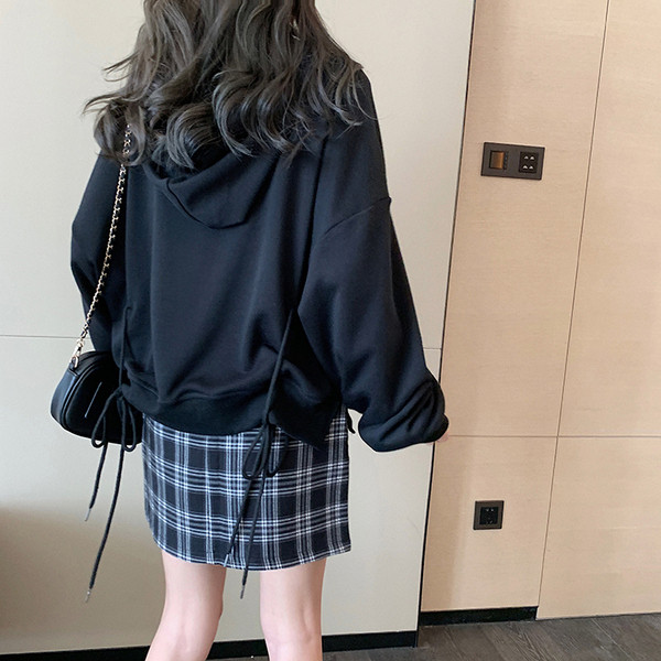 Női pulóver három színben nyakkendővel és kapucnival