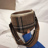 Kockás női válltáska