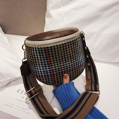 Kockás női válltáska