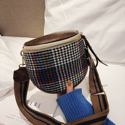 Kockás női válltáska