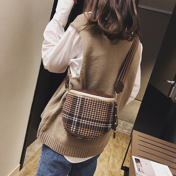 Kockás női válltáska