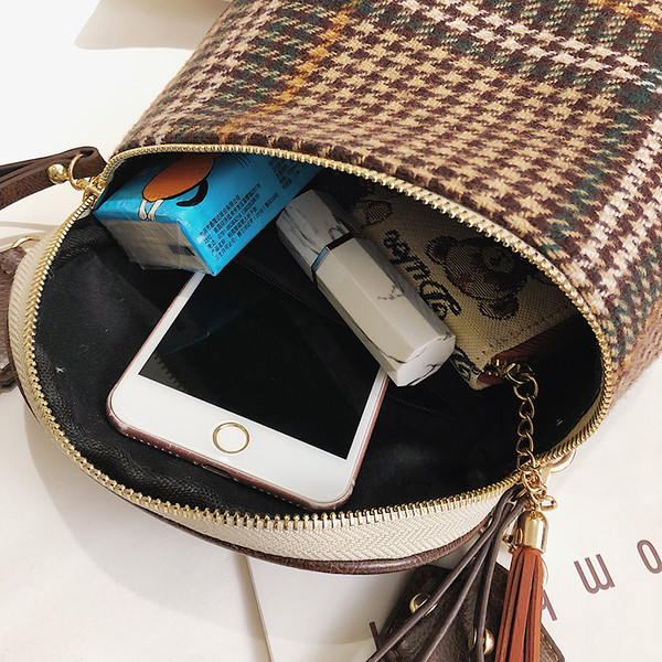 Kockás női válltáska