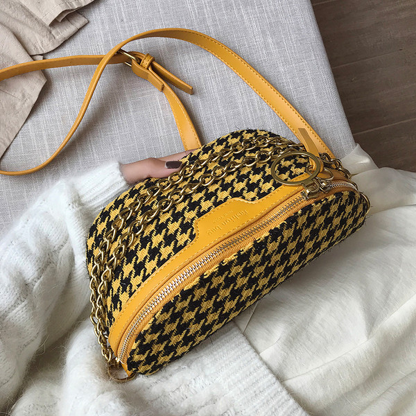 Női kockás táska fém elemekkel és cipzárral több színben