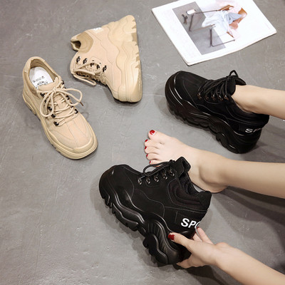 Μοντέρνα γυναικεία αθλητικά παπούτσια με σκληρή και ψηλή σόλα σε μαύρο και μπεζ χρώμα