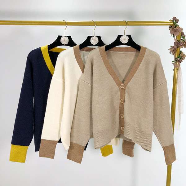 Vesta scurta de dama cu decolteu spitz si maneci lungi