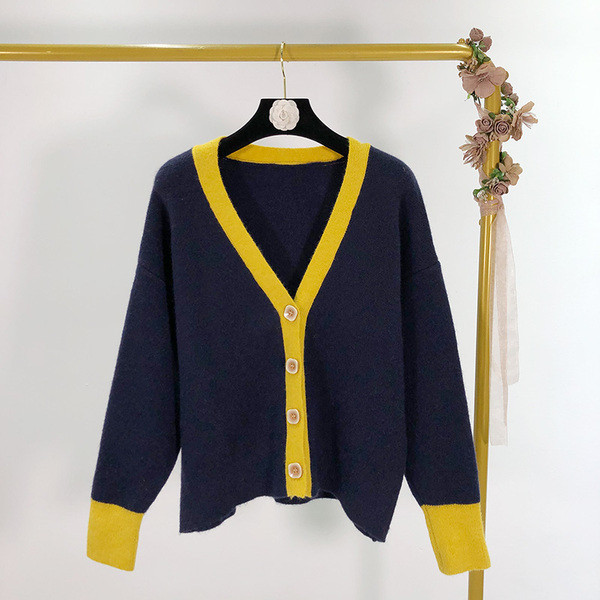 Vesta scurta de dama cu decolteu spitz si maneci lungi