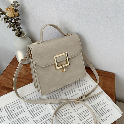 Modern női táska fém rögzítéssel és két füllel