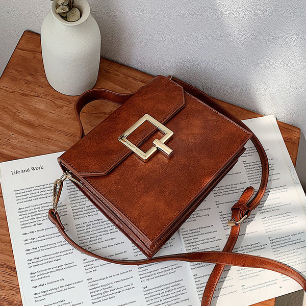 Modern női táska fém rögzítéssel és két füllel