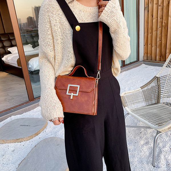 Modern női táska fém rögzítéssel és két füllel