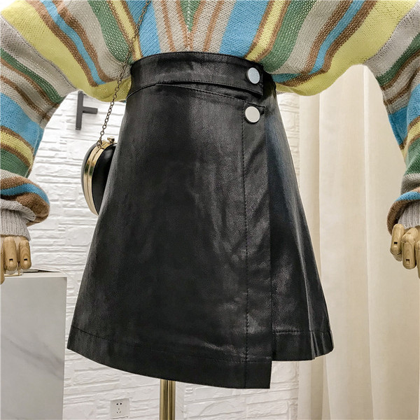 Modern női bőrszoknya magas derékkal, fekete színben