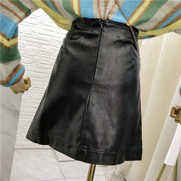 Modern női bőrszoknya magas derékkal, fekete színben