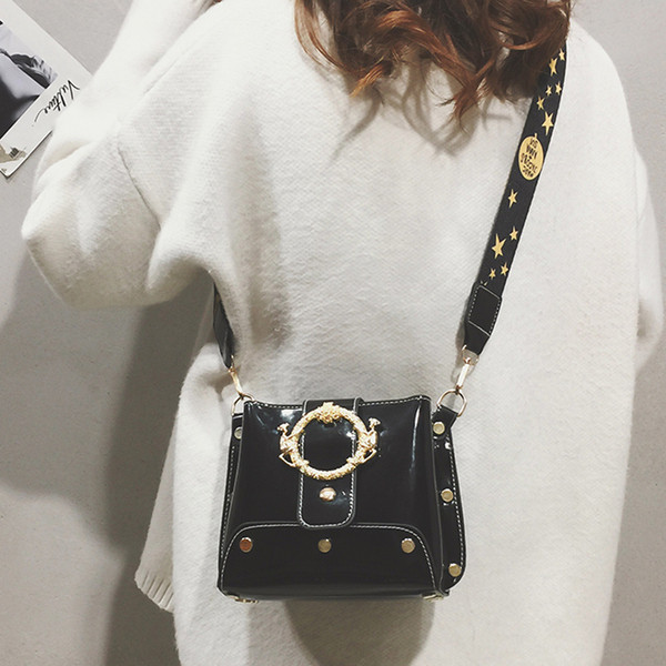 Geantă de damă elegantă, cu mâner lung și cataramă