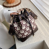 Modern női táska nyakkendővel és hosszú füllel, két színben