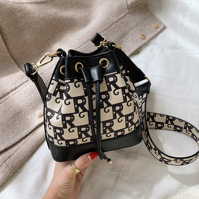 Modern női táska nyakkendővel és hosszú füllel, két színben