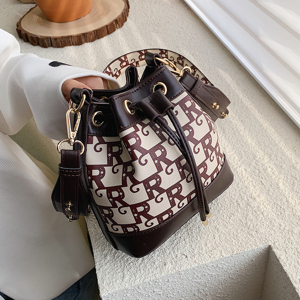 Modern női táska nyakkendővel és hosszú füllel, két színben