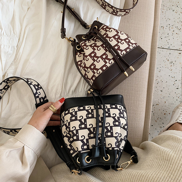 Modern női táska nyakkendővel és hosszú füllel, két színben