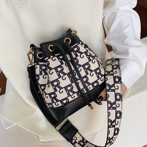 Modern női táska nyakkendővel és hosszú füllel, két színben