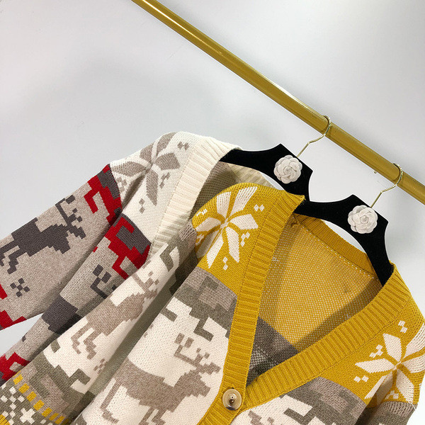 Női alkalmi mellény mély spitz nyakkivágással és mintás mintás gombokkal