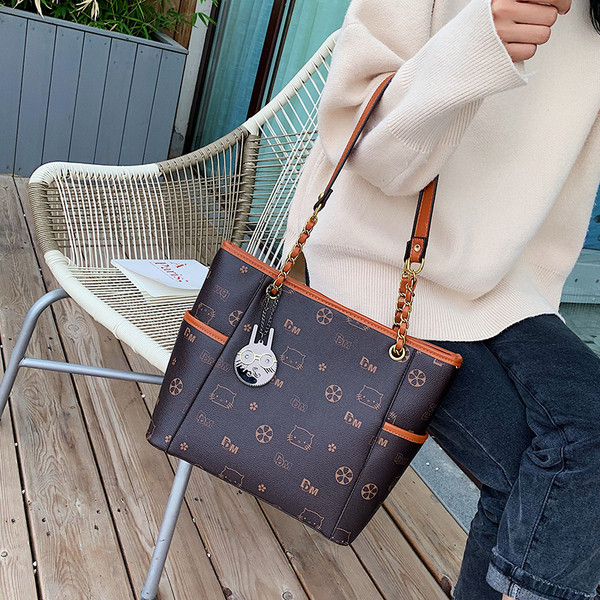 Modern női táska cipzárral, két színben