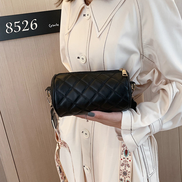 Modern női táska fekete, fehér, zöld és sárga színekben