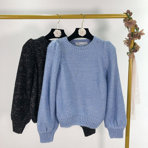 Κοντό γυναικείο πουλόβερ με μανίκια 7/8 σε μαύρο και μπλε χρώμα