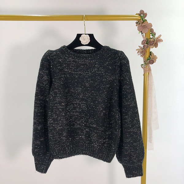 Κοντό γυναικείο πουλόβερ με μανίκια 7/8 σε μαύρο και μπλε χρώμα